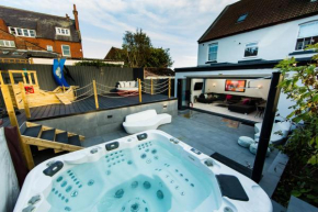 Rounton Villa by Maison Parfaite - Hot Tub - Sea Views - Parking